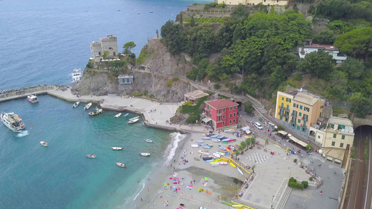 Monterosso al mare村的全景图,意大利La Spezia的一个肉桂田视频