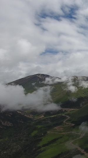 穿云航拍国民318线路蓝天白云高山高海拔山114秒视频