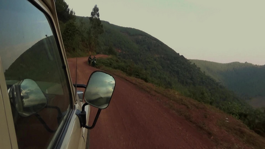 驶向不可阻挡的bwindi森林,uganda视频