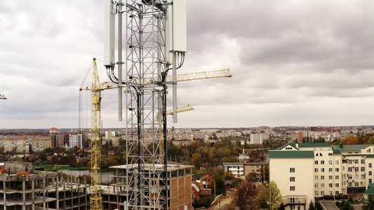 4g和5g电讯塔蜂窝网络天线在大楼屋顶上,空中观察视频