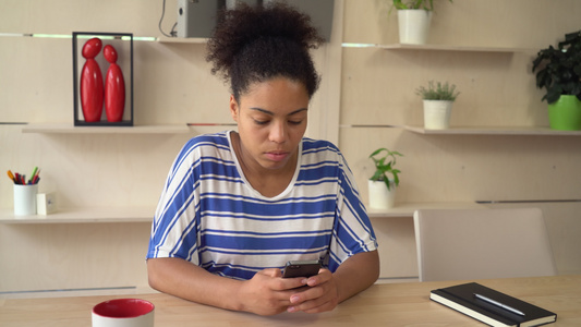 年轻女性在售出时发短信视频