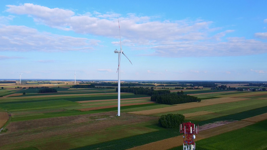 夏季5g塔台和风能涡轮机的空中观察视频