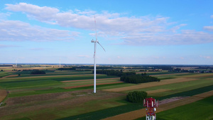 夏季5g塔台和风能涡轮机的空中观察13秒视频