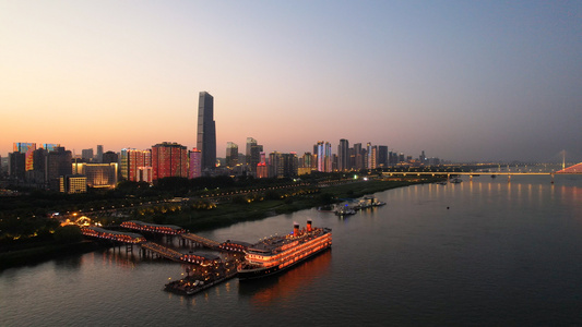 航拍城市武汉夜景客运码头旅游游轮交通街景人流4k素材视频