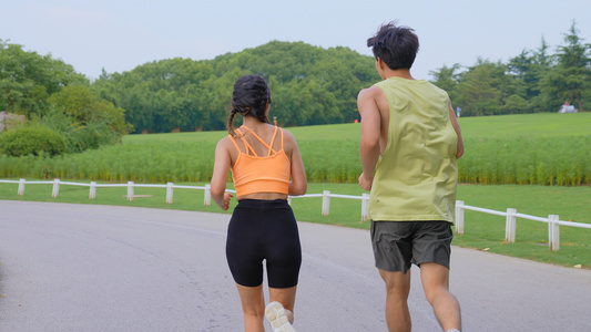 年轻男女户外公园跑步视频