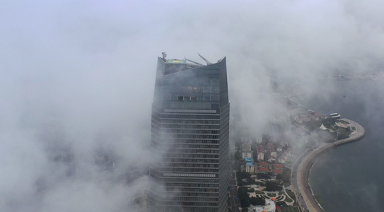 云雾中的城市青岛航拍4K视频视频