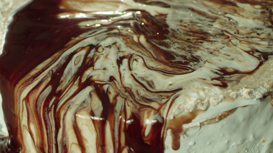 用液体巧克力奶油加液的封闭蛋糕表面视频
