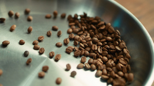 关闭咖啡豆 缓慢地在锅上抛掷15秒视频