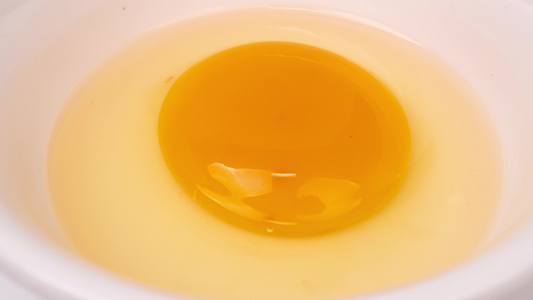 新鲜土鸡蛋营养美食4K视频白背景视频