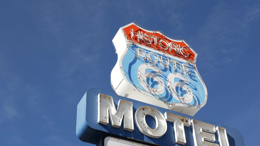 汽车旅馆复古标志在历史悠久的66号著名旅游目的地视频