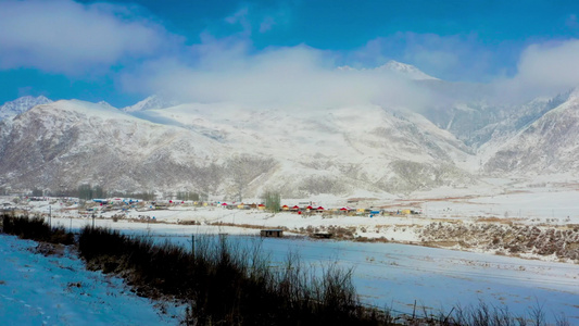 航拍新疆雪山[雪岭]视频