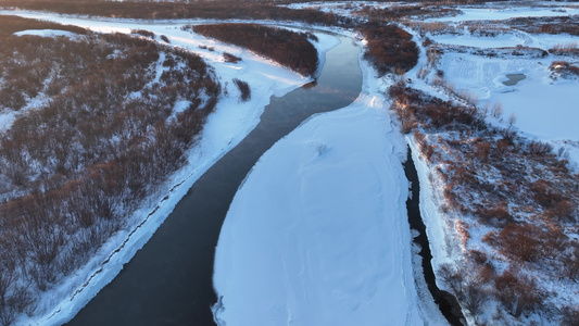 呼伦贝尔冬天湿地雪景不冻河雾气视频