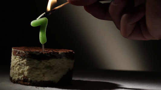 7个蜡烛在蒂拉米苏蛋糕中视频