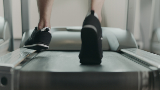 健身房运动机上开始行的近脚足动视频