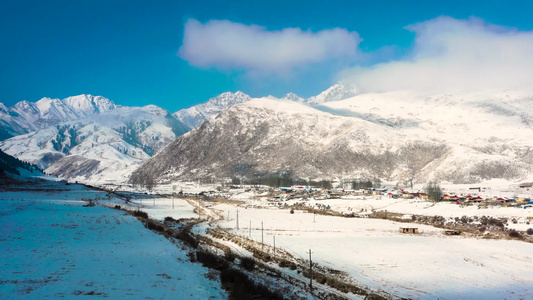 航拍新疆雪山视频