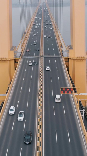 无人机穿越视角航拍长江大桥交通视频素材机动车62秒视频