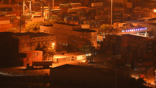 城市夜晚物流港口集装箱码头川流不息的叉车货车4k素材视频