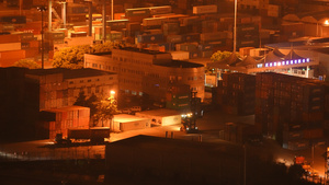 城市夜晚物流港口集装箱码头川流不息的叉车货车4k素材57秒视频