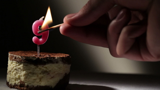 在蒂拉米苏蛋糕中用9根蜡烛视频