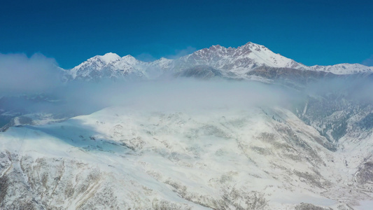 航拍新疆雪山[雪岭]视频