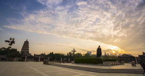 陕西西安5A景区大雁塔唐三藏雕塑日出视频