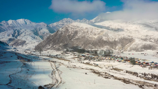 航拍新疆雪山雪景视频