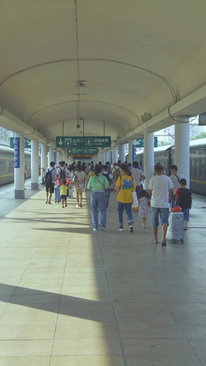 广州火车站暑假留守儿童暑假工18秒视频