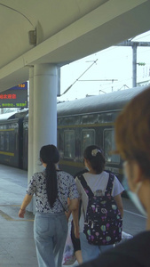 广州火车站暑假留守儿童暑假工视频