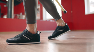 在健身俱乐部训练中穿运动鞋的男性合腿15秒视频