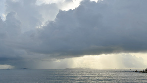 4K清晨海边的风云变化25秒视频