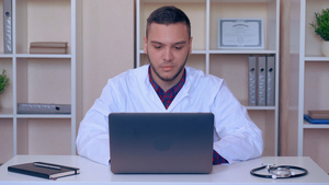 医生与病人用电脑连线交谈15秒视频