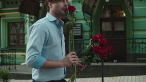密闭男子在铺路面扔红玫瑰40秒视频
