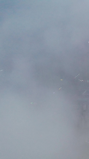 航拍平流雾下的城市夜景和交通视频素材自然气候30秒视频