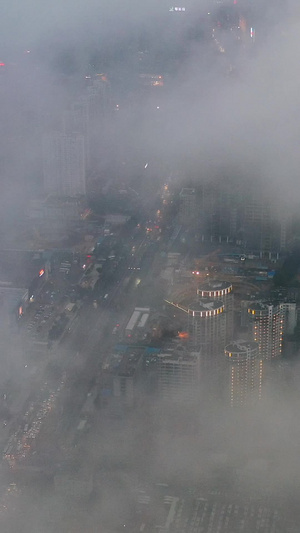 航拍平流雾下的城市夜景和交通视频素材自然气候30秒视频