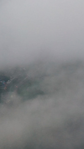 航拍平流雾下的城市夜景和交通视频素材自然气候视频