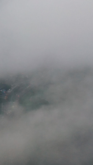 航拍平流雾下的城市夜景和交通视频素材自然气候30秒视频