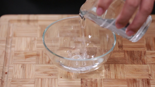 有机玻璃碗倒清水视频