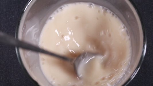 温水融化酵母粉视频