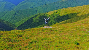 快乐的登山者站着举起手来10秒视频