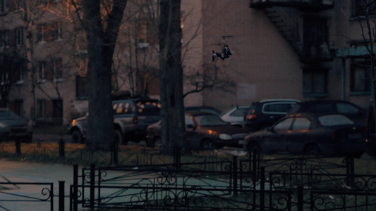 在院子里飞行的弧型直升机变压器视频