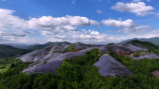 新能源太阳能光伏发电站山坡航拍视频