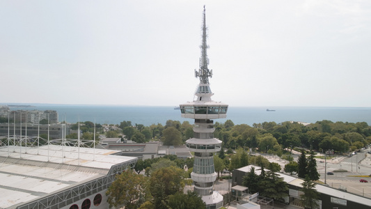 高空无人机与电讯塔的市风景视频