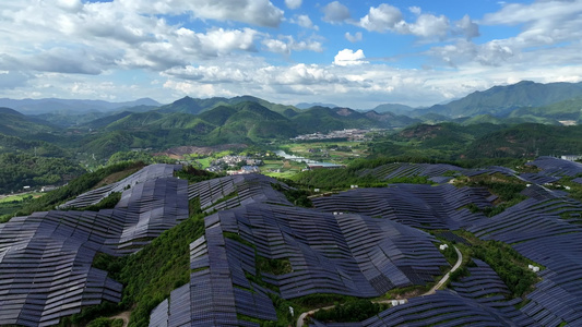 新能源太阳能光伏发电站山坡航拍视频