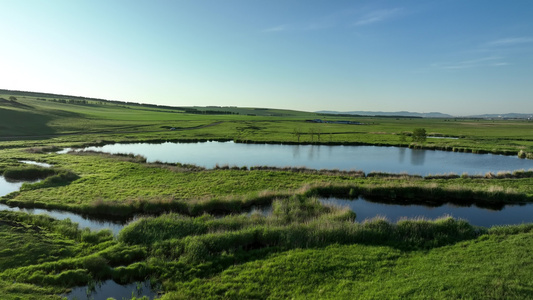 航拍牧场湿地湖泊农场夏日风景视频
