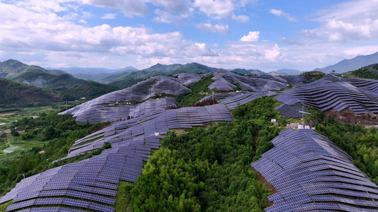 新能源太阳能光伏发电站山坡航拍视频