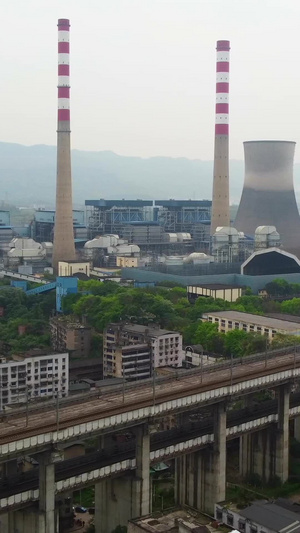 航拍发电厂与高铁重庆火力电厂22秒视频