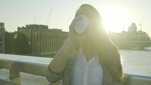 具有有吸引力的女士喝咖啡15秒视频