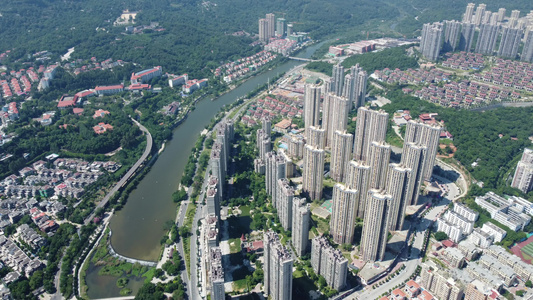 高山边的城市 航拍城市美景视频