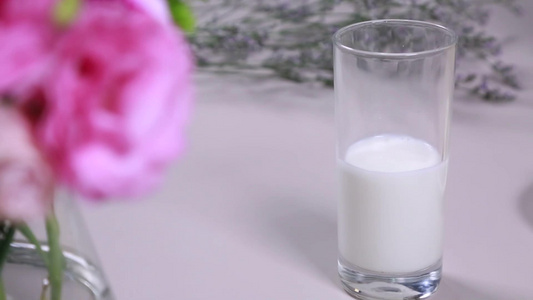 一杯补钙牛奶视频