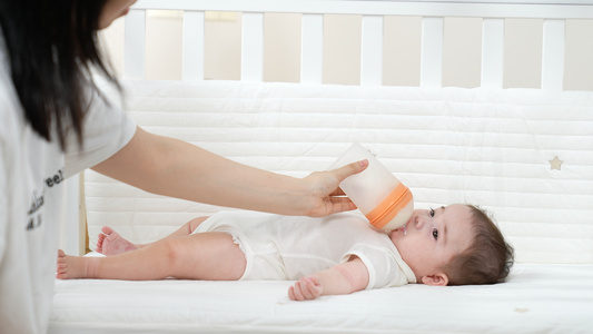 躺在婴儿床上喝奶的宝宝视频